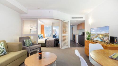 Spa Apartment Beautiful Views Of Golf Course — 4-Star Luxury Hotel in Pelican Waters, Australia