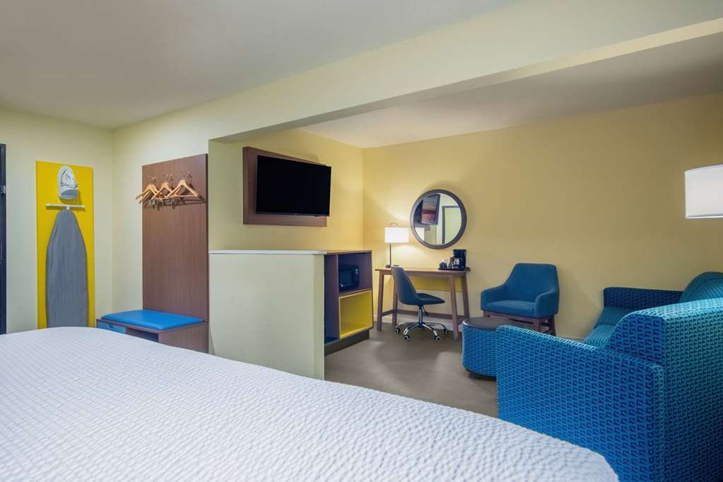 Days Inn & Suites by Wyndham Waterloo - photo 19
