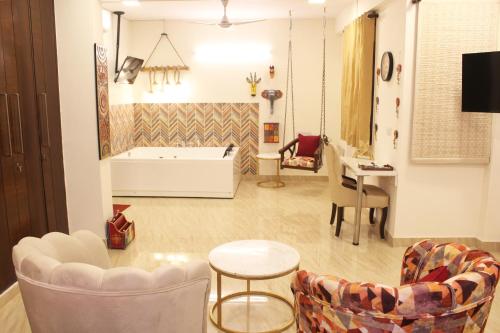 Luxurious Jacuzzi Hot Tub 1BHK Suite with Spa Tub 11 — 4-Star Luxury Hotel in New Delhi, India