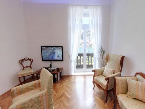 Apartment Mihe Two Bedroom Apartment with Balcony and Sea View