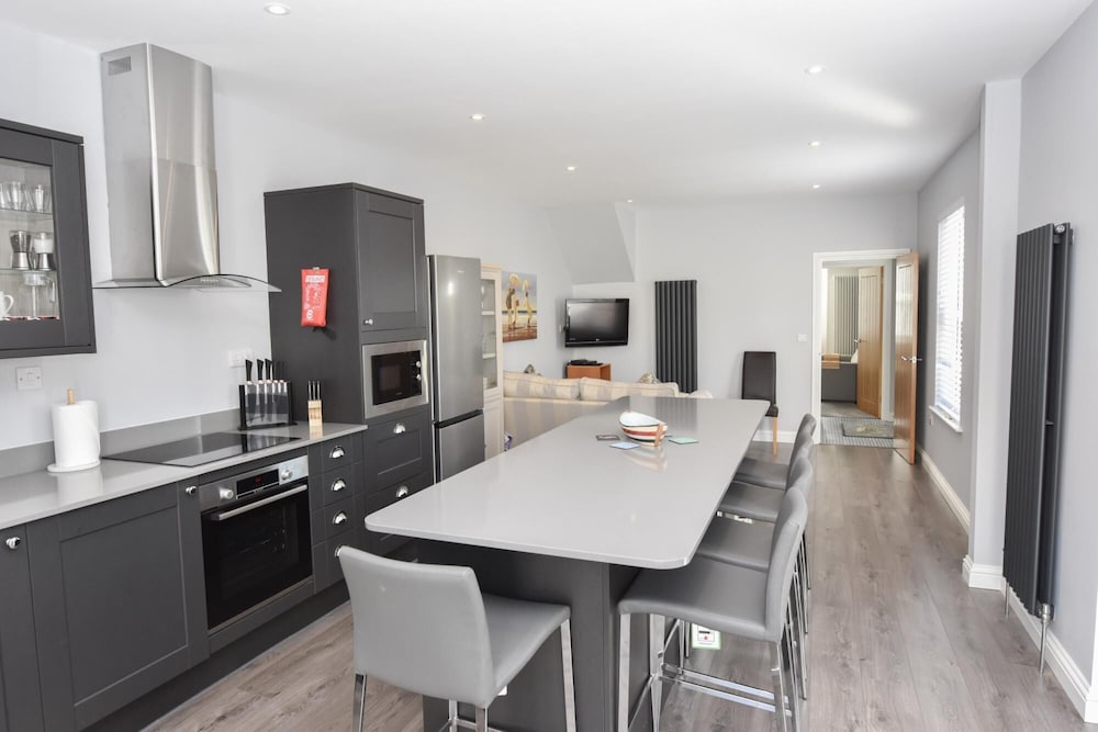 Seaside Cottage Moments from Ryde's Golden Sands Sleeps 4 — 4-Star Luxury Hotel in Ryde, United Kingdom