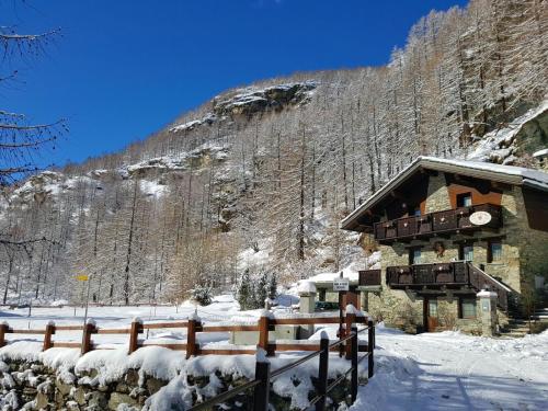 Chalet La Garde — 4-Star Luxury Hotel in Valtournenche, Italy