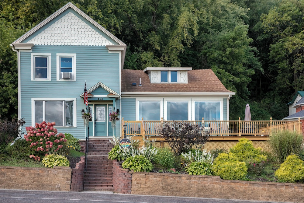 Big River Escape Grandview Manse — hotel in Winona