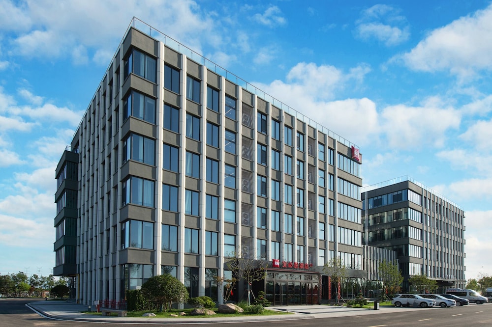 ibis Jiaodong Airport EMU Town Store in Qingdao, People's Republic of China