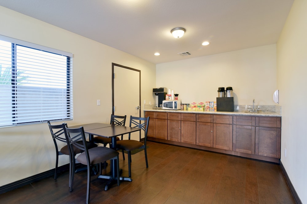 Red Roof Inn Bakersfield - photo 2