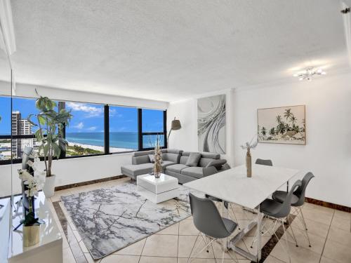 Beautiful condo in resort beach service 1004 in Miami Beach, United States