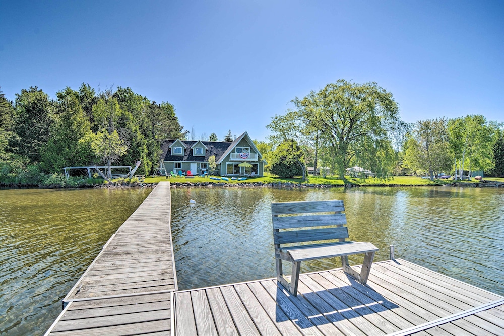 Lakefront Bellaire Getaway w Kayaks Dock & Grill — hotel in Bellaire