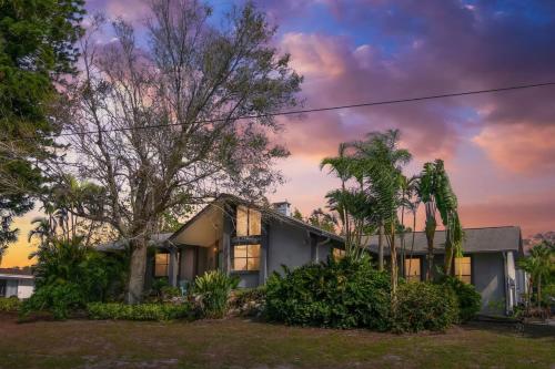 Funky Flamingo 3Kings Beach Gear Hot Tub & Pool — 4-Star Luxury Hotel in Bradenton, United States