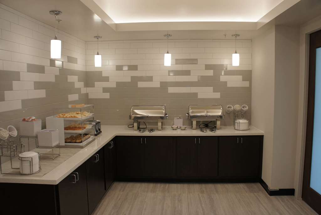 La Quinta Inn & Suites by Wyndham Mobile - photo 22