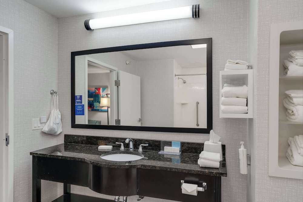 Hampton Inn Bloomington West - photo 23