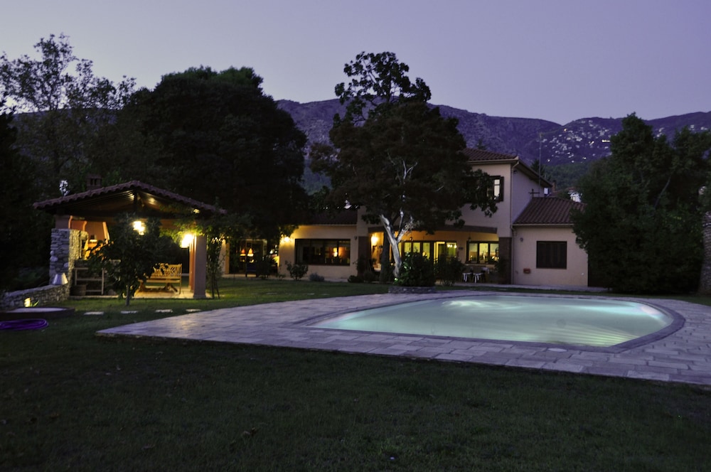 Anna's Mansion - carbon neutral hotel in Volos