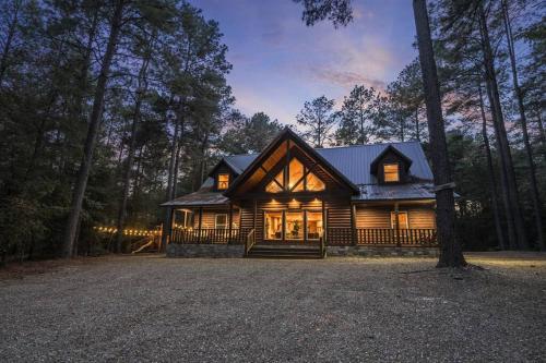 2mile Choctaw Landing HotTub FirePitYard King — 4-Star Luxury Hotel in Broken Bow, United States