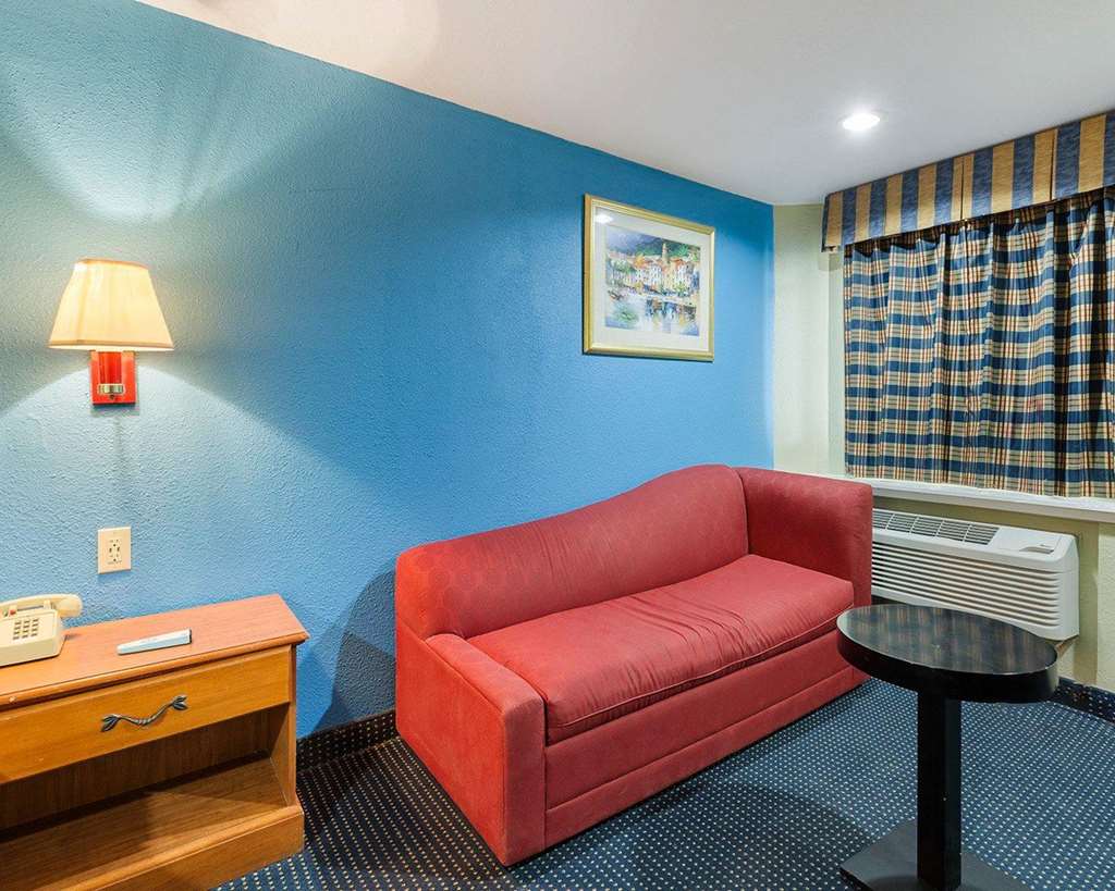 Rodeway Inn South Houston - photo 14