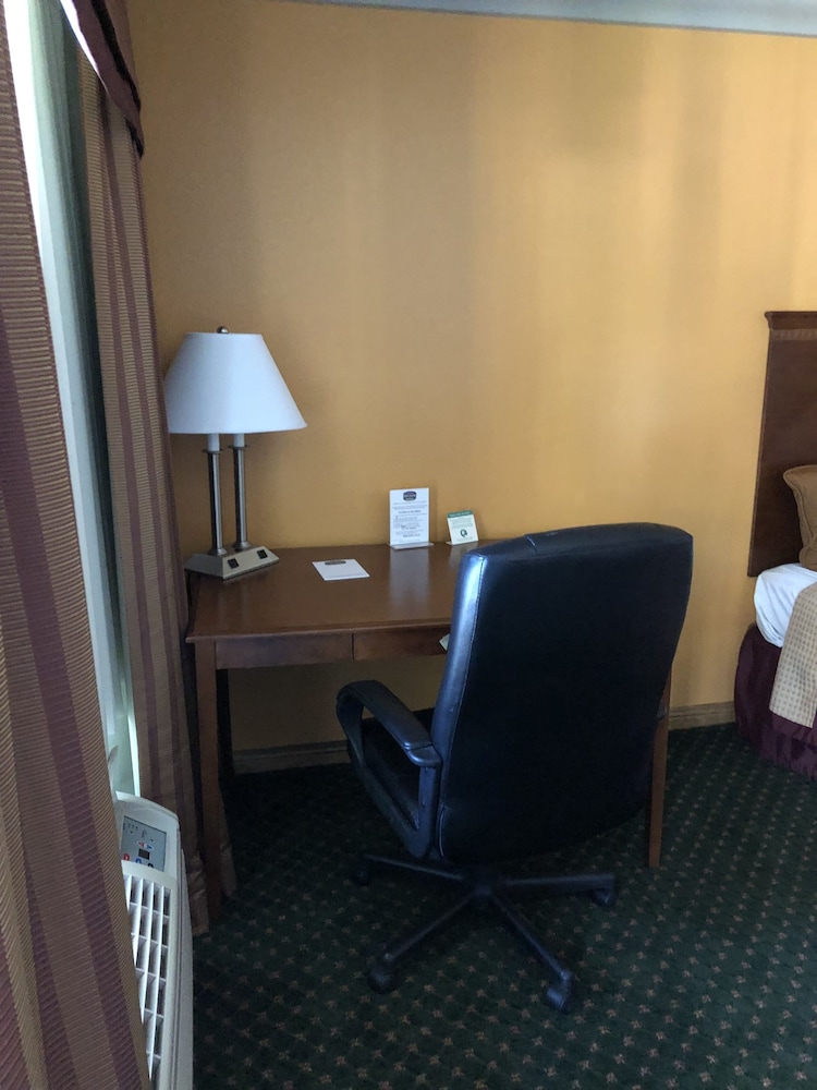 Cloverdale Wine Country Inn & Suites - photo 10