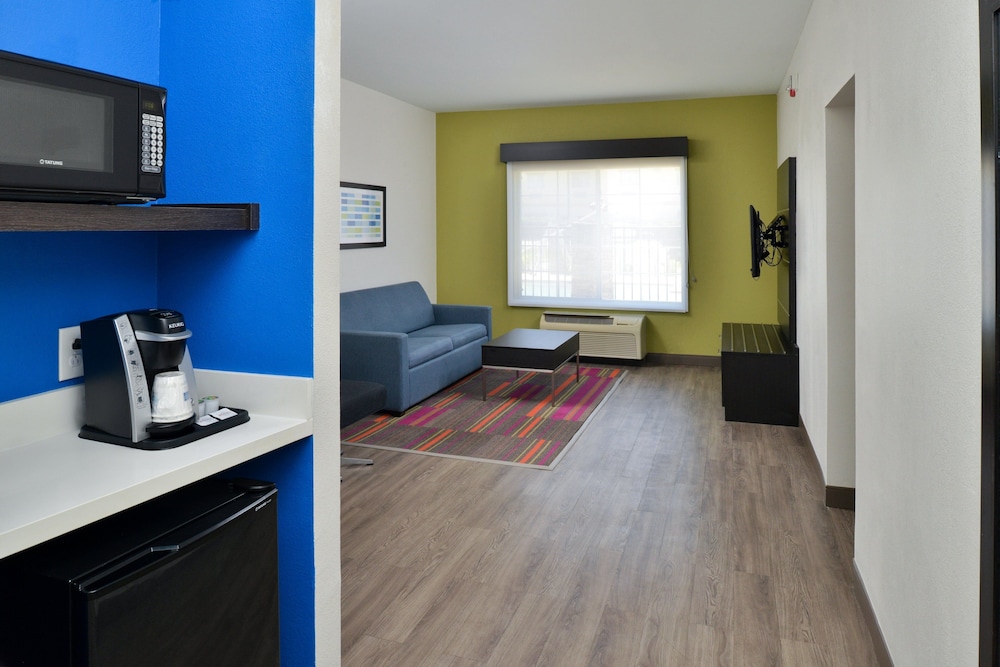 Holiday Inn Express & Suites Carthage by IHG - photo 19