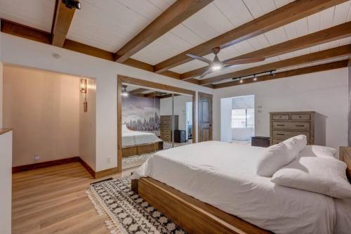 Extra Spacious 2BR Cabin w Office and Outdoor Deck