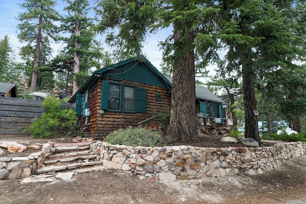 Mountain Cottage Hot Tub Walk to Lake and National Forest Hiking Trails — 4-Star Luxury Hotel in Big Bear Lake, United States
