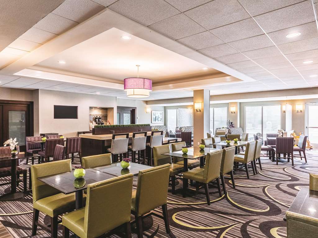 La Quinta Inn & Suites by Wyndham San Antonio Downtown - photo 45