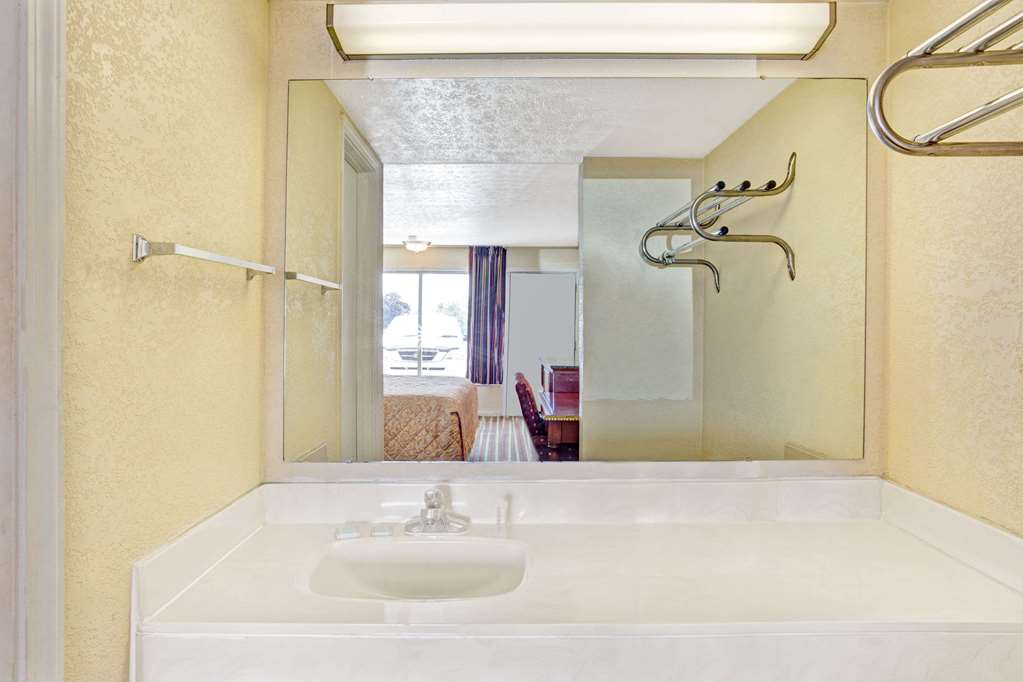 Travelodge by Wyndham Sellersburg Louisville North - photo 10