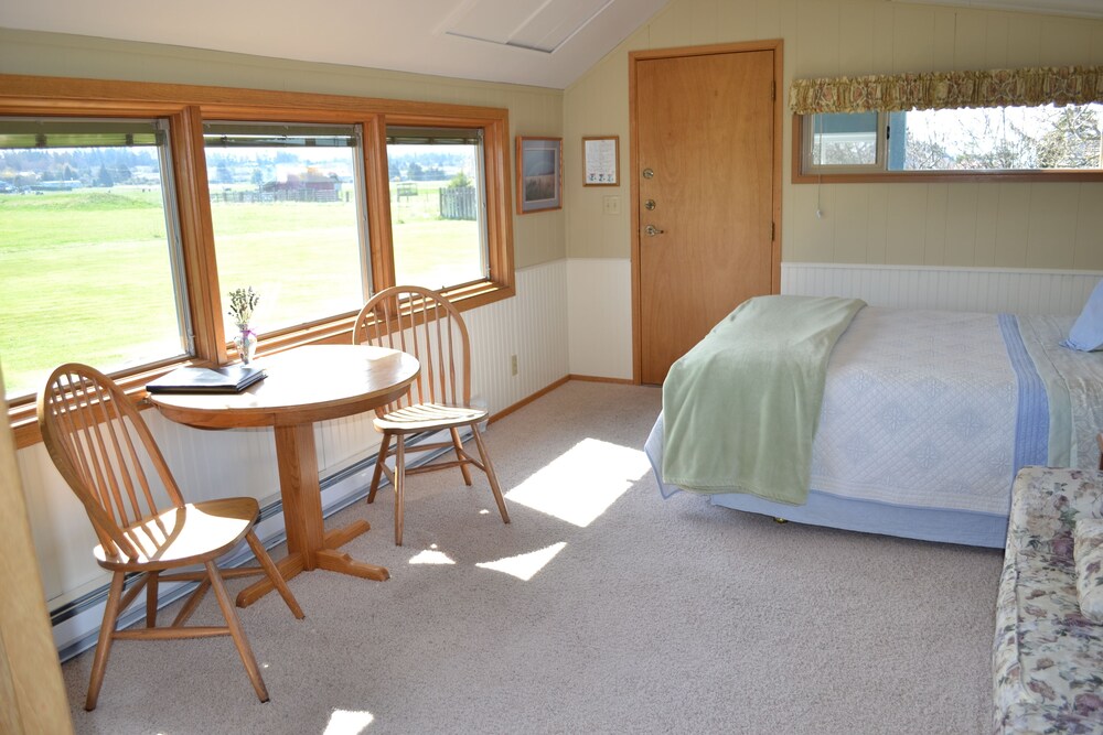 Juan de Fuca Waterfront Hotel & Cottages - photo 6