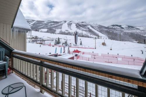 1BDR Ski In Out Condo Stunning Mountain Location — 4-Star Luxury Hotel in Bridgeport, United States