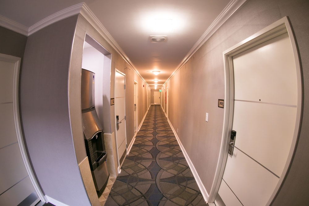 Metropolitan Inn & Suites - photo 37