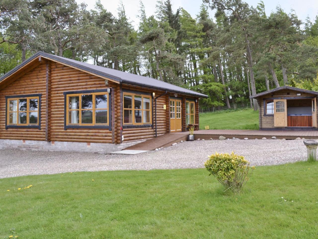 Ashknowe Log Cabin S4590 — 4-Star Luxury Hotel in Perth, United Kingdom