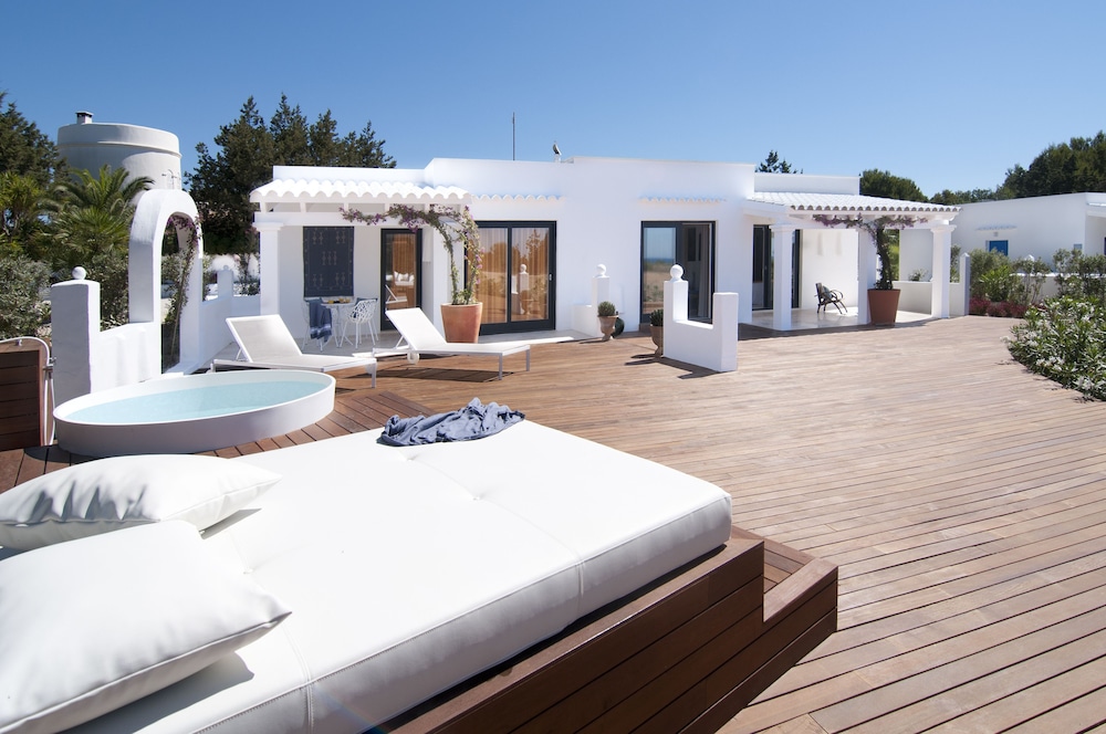 Bungalows Paraíso de los Pinos — 4-Star Luxury Hotel in Sant Francesc De Formentera, Spain