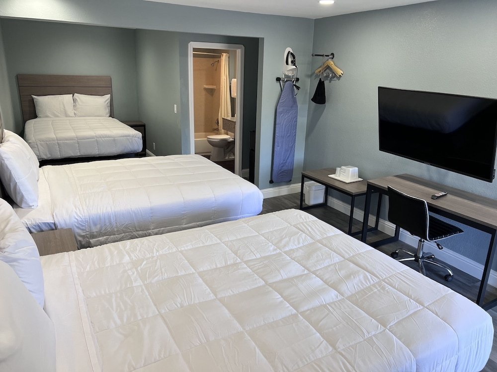 Surf City Inn and Suites - photo 15