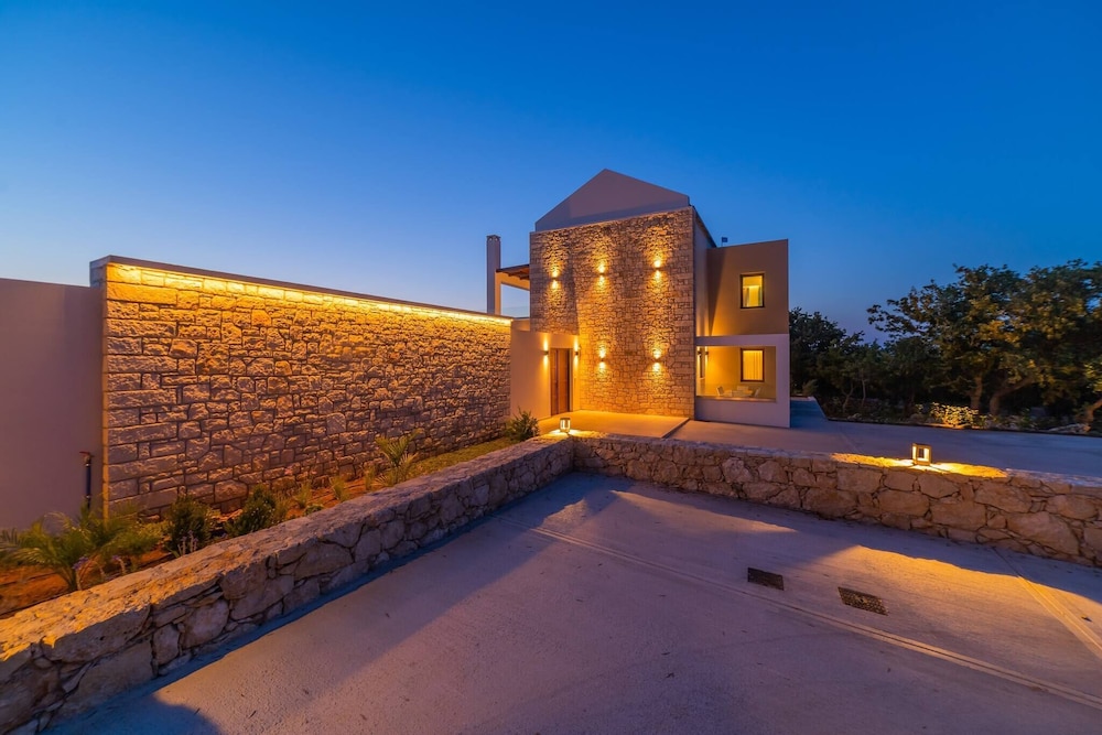 Vita Brevis Premium Villa 1 5km From The Beach — 4-Star Luxury Hotel in Rethymno, Greece