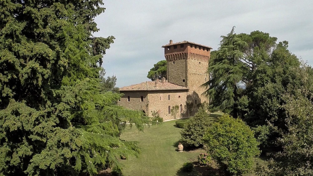 Torre Di Paciano 10&2 Emma Villas — 4-Star Luxury Hotel in Paciano, Italy