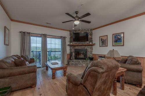 2BR Village At Indian Point 1706 near SDC Free Tickets Daily up to 500 in Branson, United States