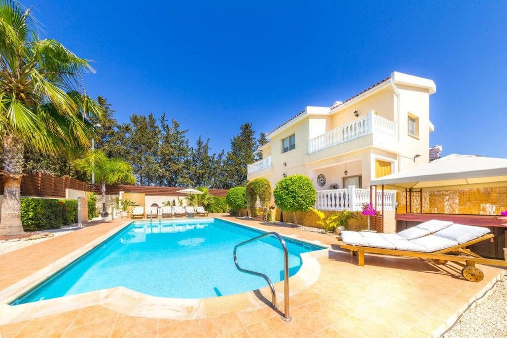 Villa Hara — 4-Star Luxury Hotel in Kissonerga, Cyprus