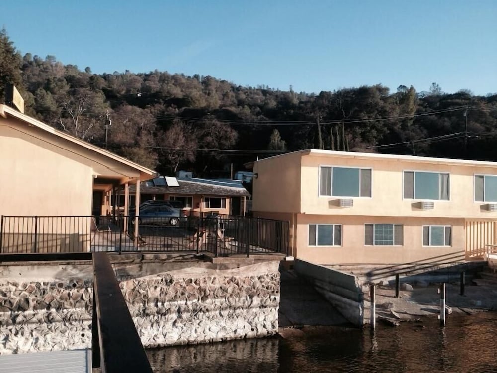 Lake Marina Inn - photo 2