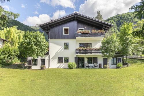 Garden Apartment Relax — 4-Star Luxury Hotel in Barco, Italy