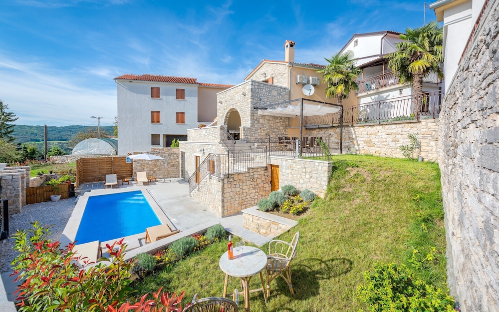 Holiday Home Pazin with Scenic Pool — 4-Star Luxury Hotel in Pazin, Croatia