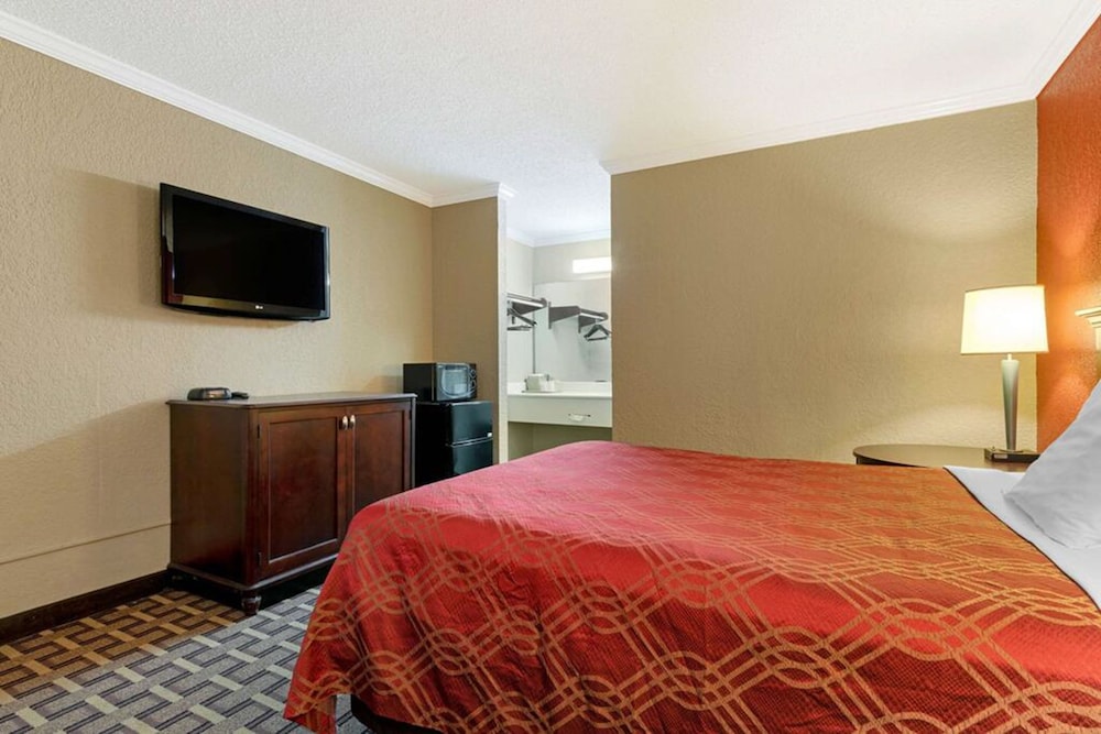 Days Inn by Wyndham Hinesville Near Fort Stewart - photo 4