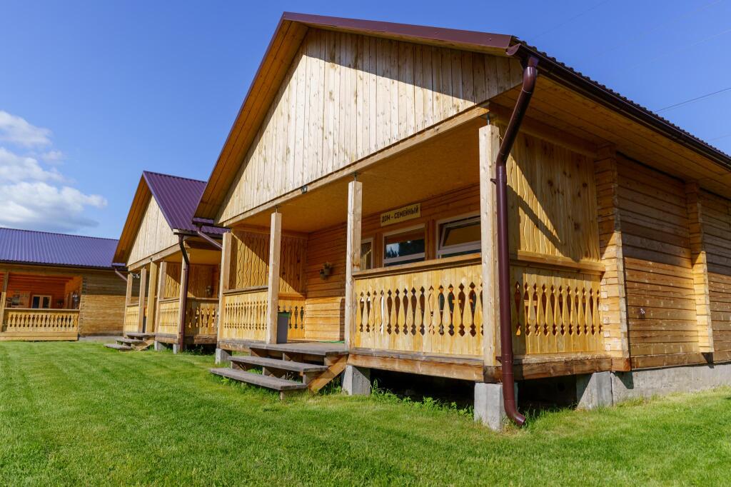 Chemalsky Canyon - carbon neutral hotel in Chemal