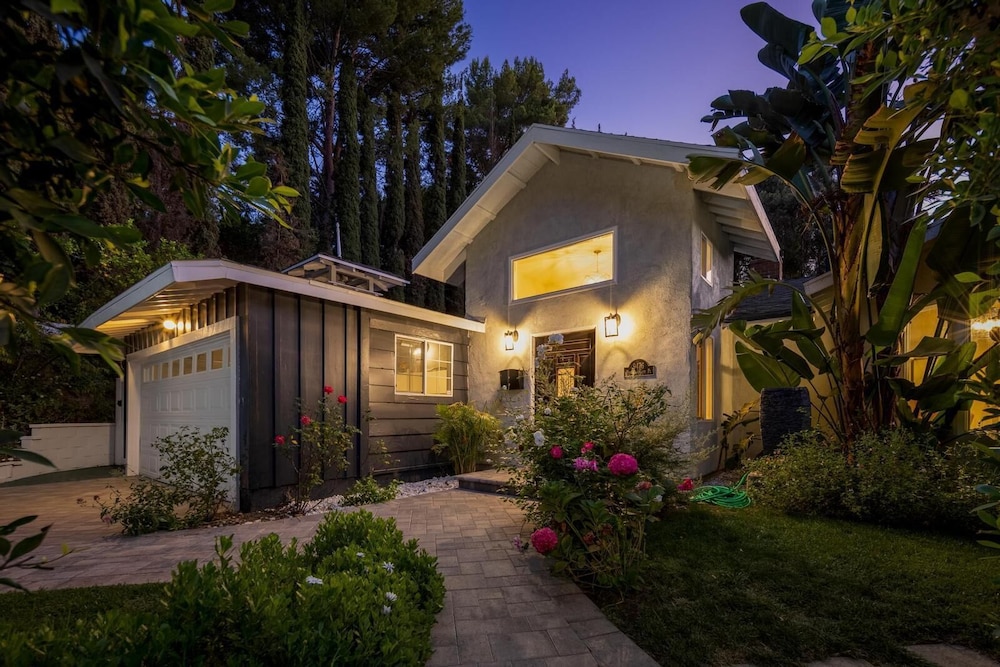 Hidden Valley Pl 90210 Villa With Canyon Views and a Large Private Backyard — 4-Star Luxury Hotel in Beverly Hills, United States