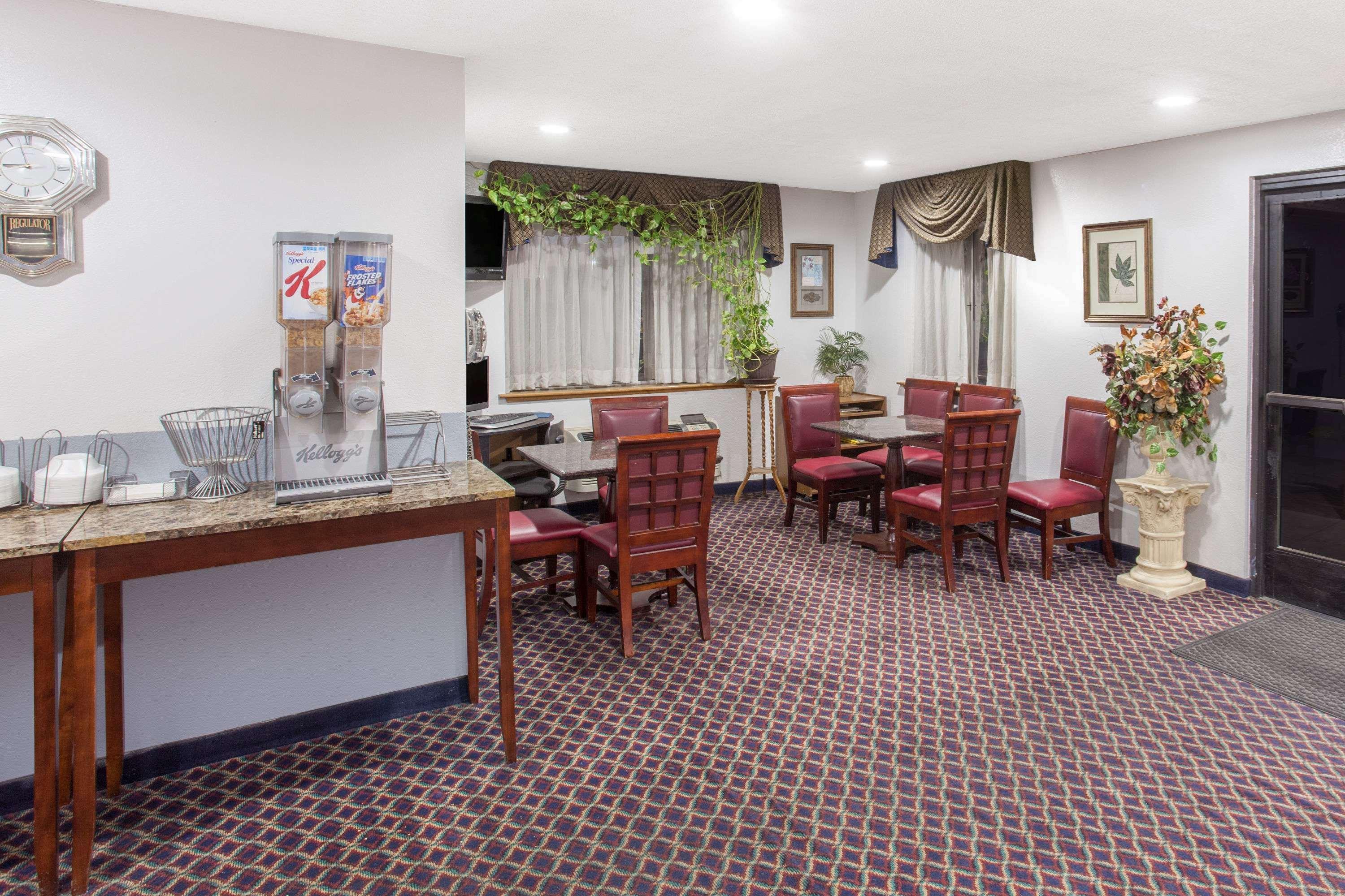 Super 8 by Wyndham Selma Fresno Area - photo 26