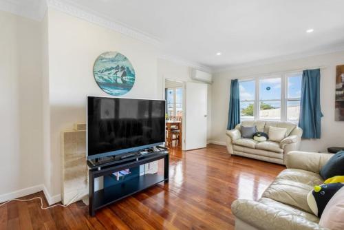 The Brickstone Home with Deck And Parking — 4-Star Luxury Hotel in Auckland, New Zealand