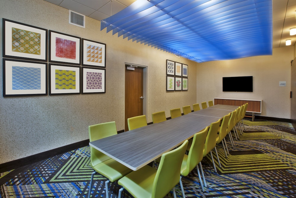 Holiday Inn Express & Suites South Hill by IHG - photo 31