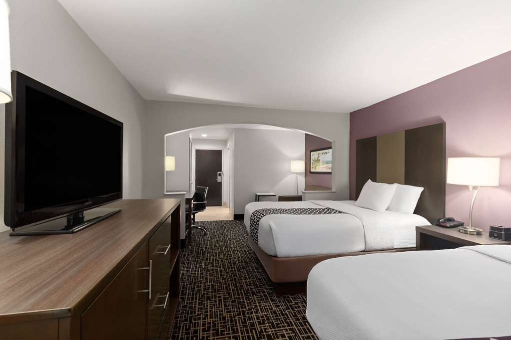 La Quinta Inn & Suites by Wyndham Snellville Stone Mountain - photo 10