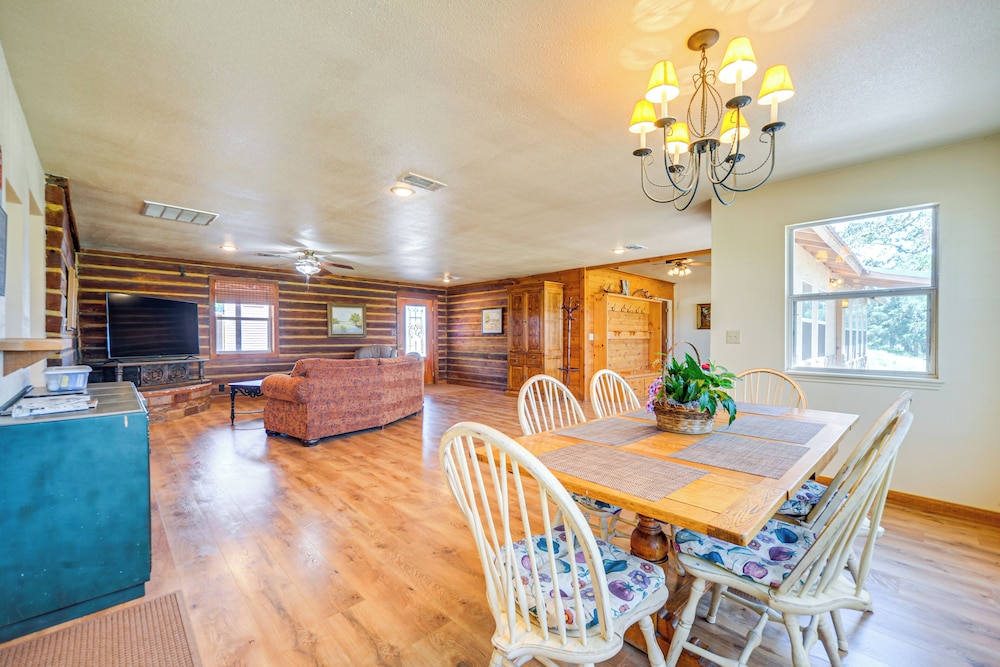 Riverfront Brady Retreat on 25 Acres in Brady, United States