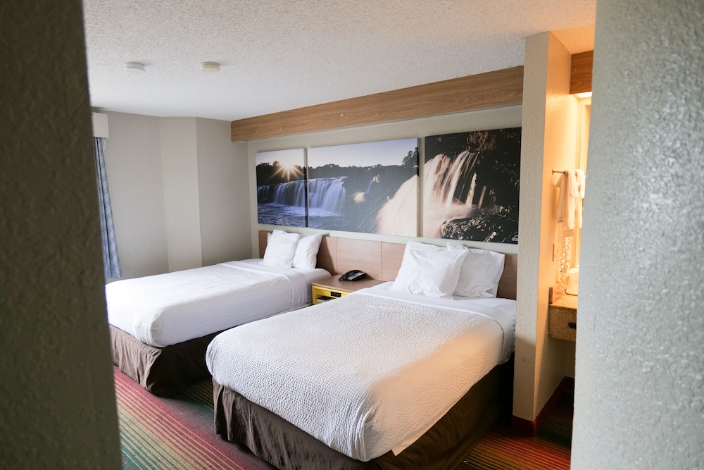 Days Inn by Wyndham Flint Bishop International Airport - photo 11