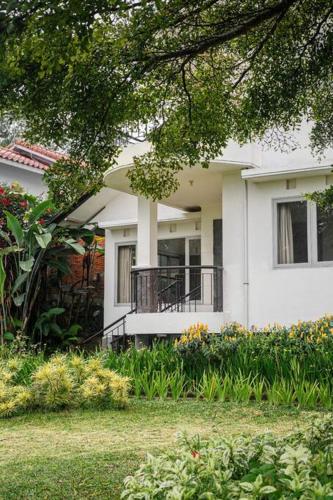 Giri indah Six Lembang — 4-Star Luxury Hotel in Bandung, Indonesia