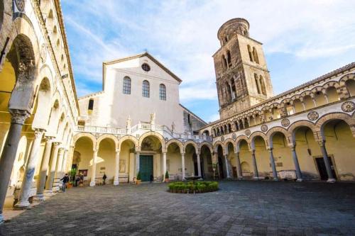 Minisuite F House Vicino Al Duomo di Salerno — 4-Star Luxury Hotel in Salerno, Italy
