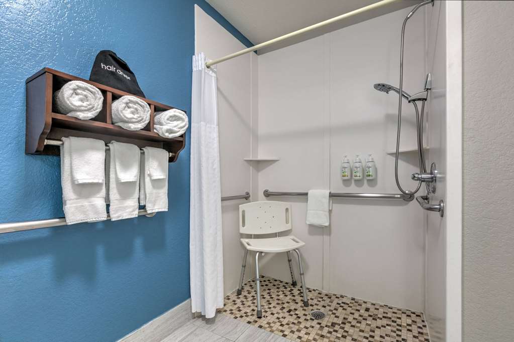 La Quinta Inn & Suites by Wyndham Weatherford - photo 32