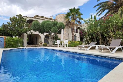 Leon Inmo Villa Royal 10500 — 4-Star Luxury Hotel in Empuriabrava, Spain
