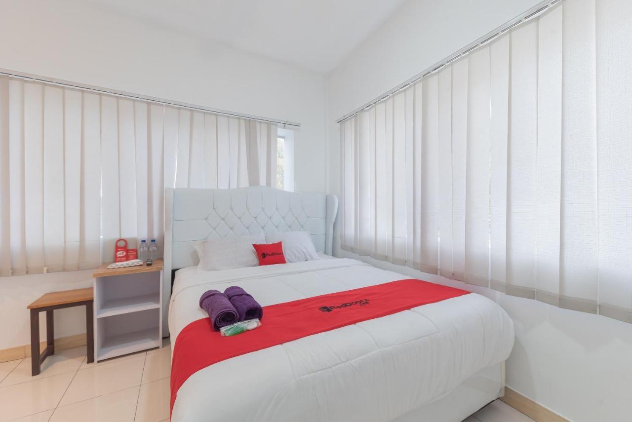 RedDoorz at Jalan Pangkal Perjuangan Karawang in Karawang, Indonesia